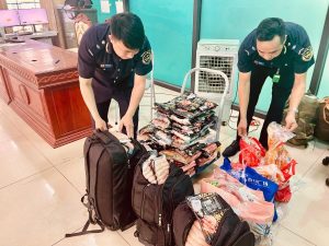 Hải quan liên tiếp bắt giữ thực phẩm bẩn tuồn qua biên giới缩略图