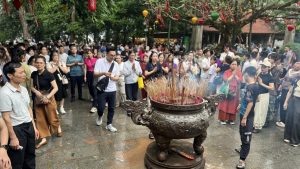 Mặc mưa lớn hơn 60 000 du khách vẫn nô nức hành hương Lễ Giỗ Tổ Hùng Vương 2026缩略图